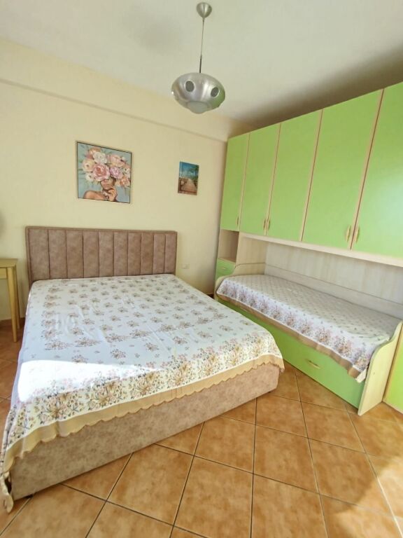 Jepet me qera apartament 1+1 përballë Kompleksi Florida.