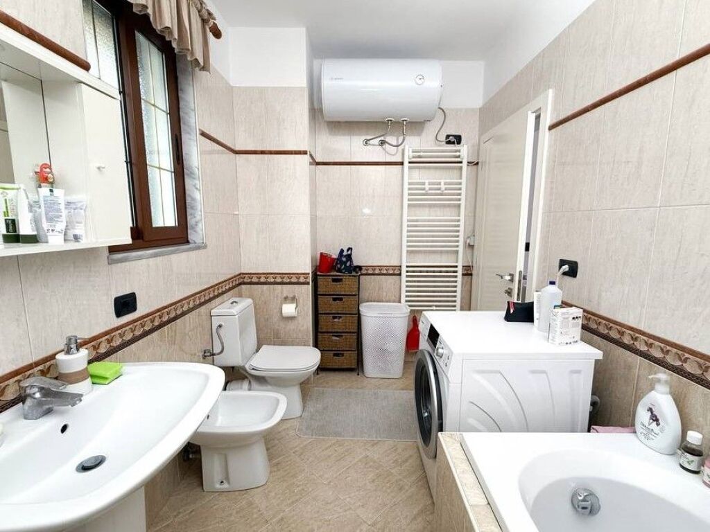 In vendita, villa su 4 piani, Scuola Rossa, Tirana.