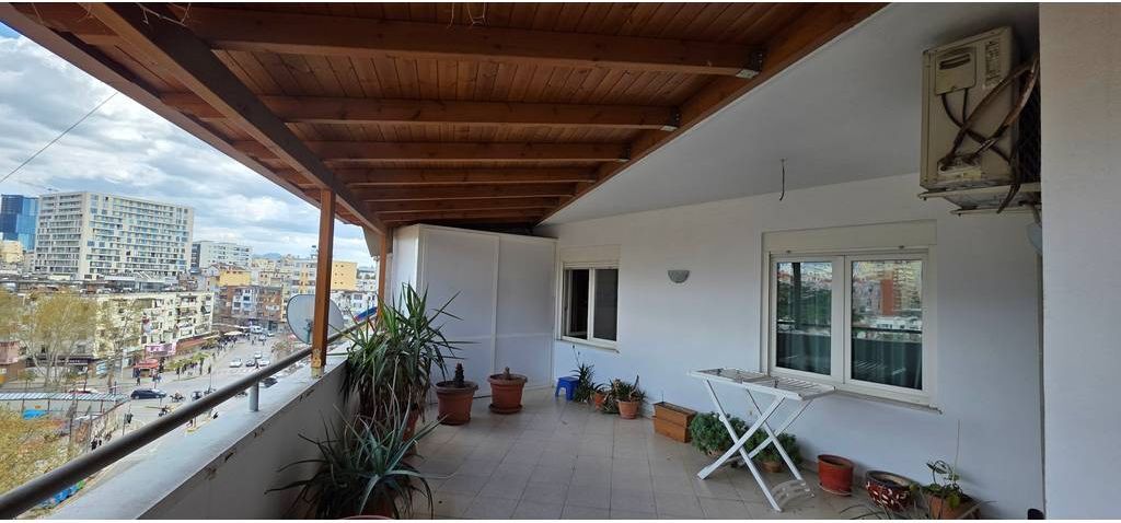 NË HYRJE DON BOSKO – PRANË ZOGUT TË ZI! SUPER APARTAMENT 2+1+2 ME VERANDË|26 m² | PËR SHITJE! (VIDEO)