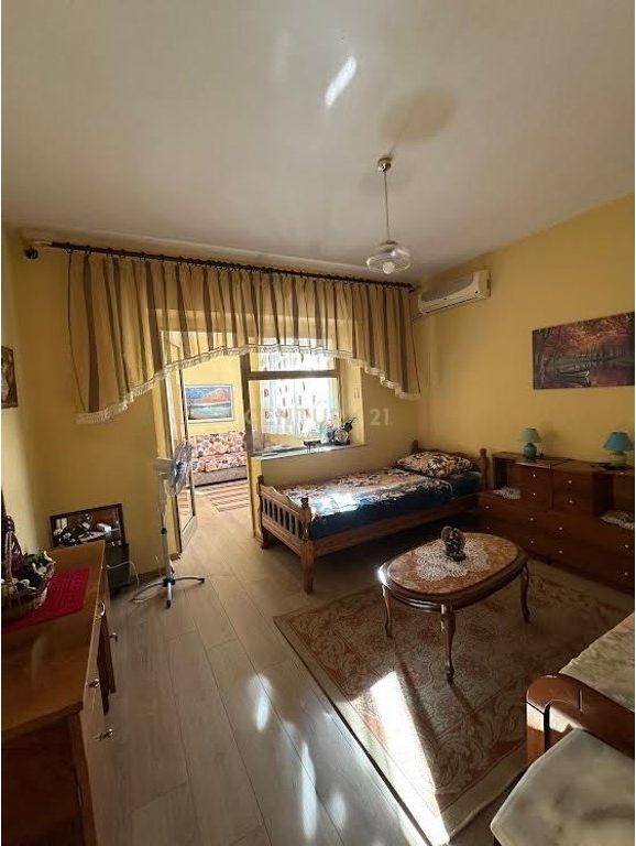 Apartment + garage for rent near School 11 January. 1,000 € /Month