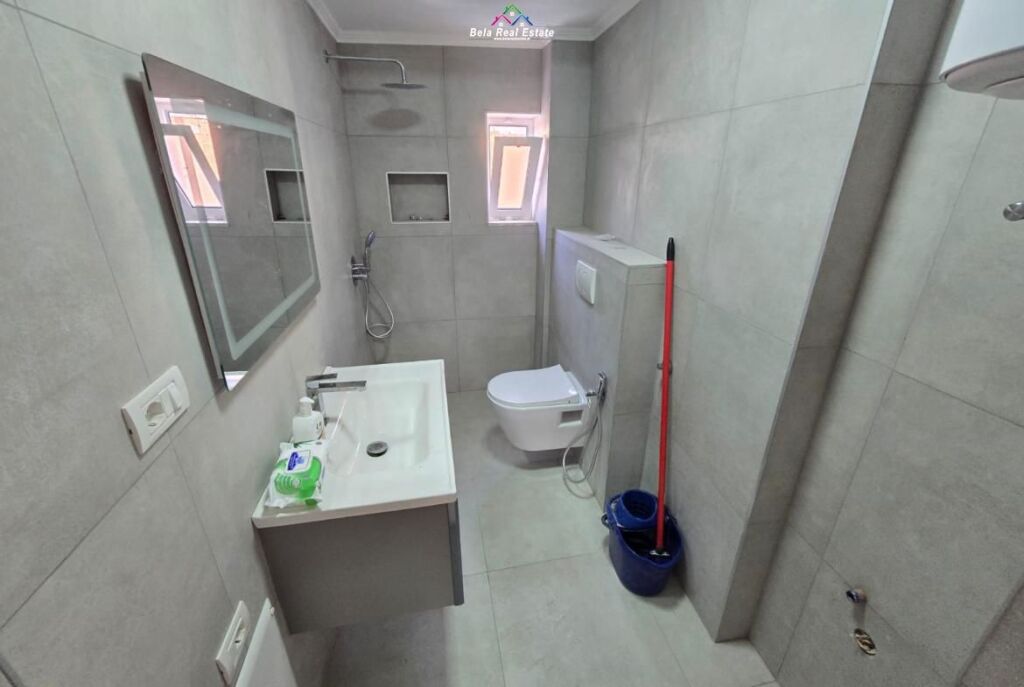 Zyre Me Qera 3+1 tek Ish Ekspozita (ID BZ2890) Tirane