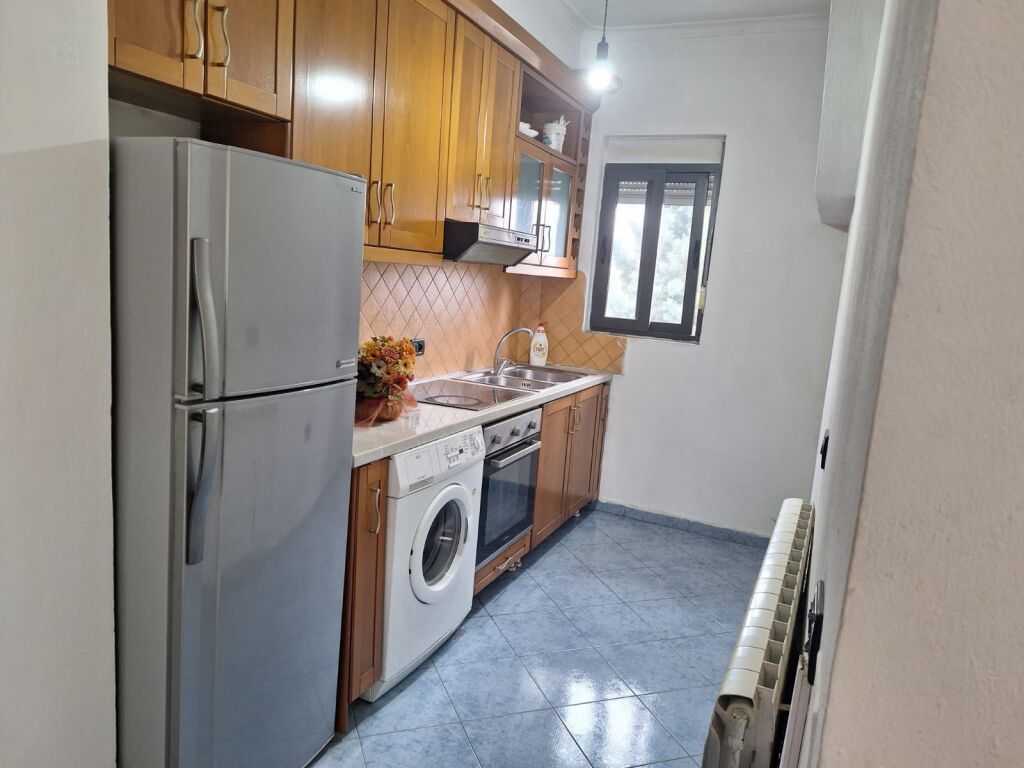 Stacioni i Trenit, jepet me qera apartament 2+1.