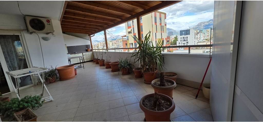 NË HYRJE DON BOSKO – PRANË ZOGUT TË ZI! SUPER APARTAMENT 2+12 ME VERANDË|26 m² | PËR SHITJE!
