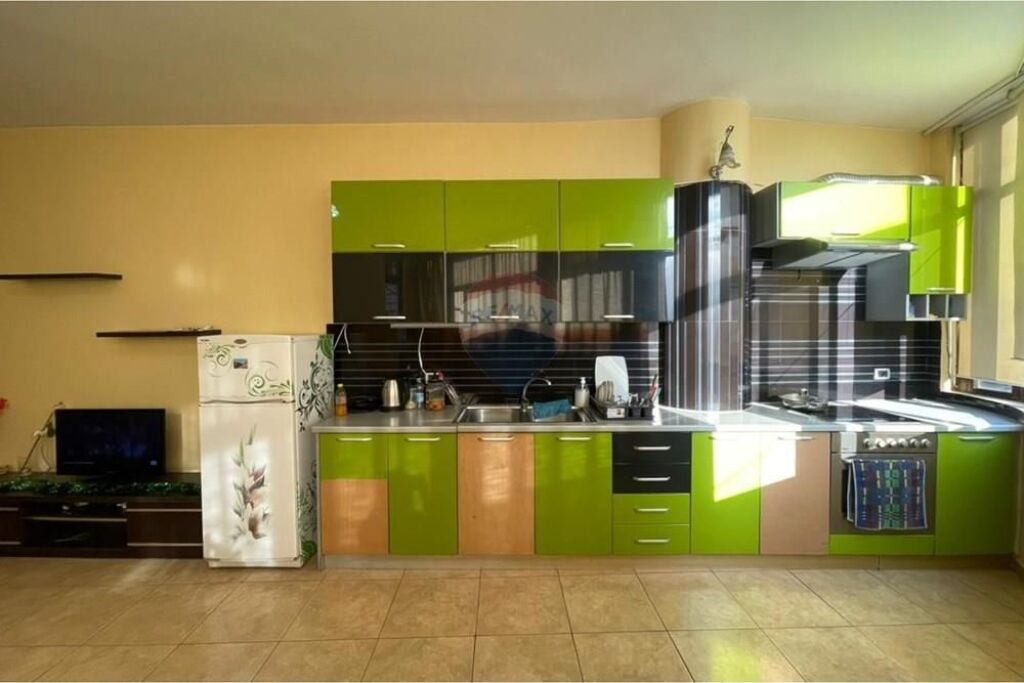 Shitet Apartament 1+1+Ballkon tek Mine Peza