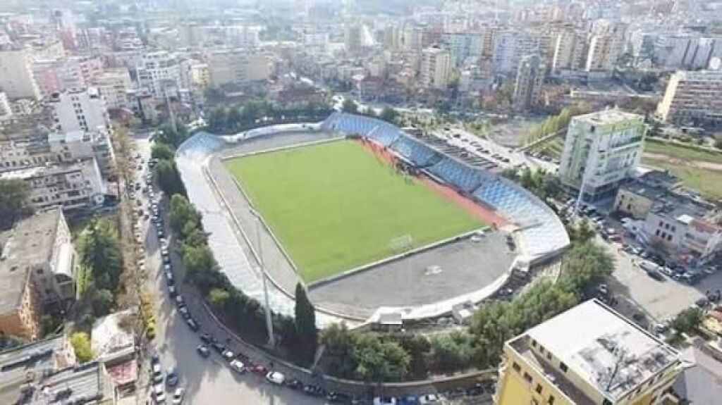 Locale commerciale in affitto in una posizione strategica, di fronte allo stadio “Selman Stermasi”