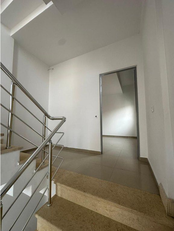 Si offre in affitto un edificio commerciale di 4 piani