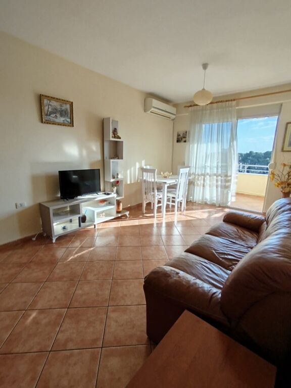 Jepet me qera apartament 1+1 përballë Kompleksi Florida.