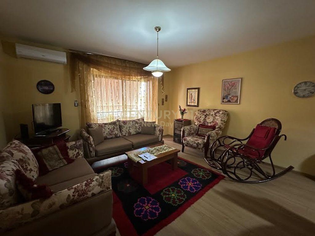 Apartment + garage for rent near School 11 January. 1,000 € /Month