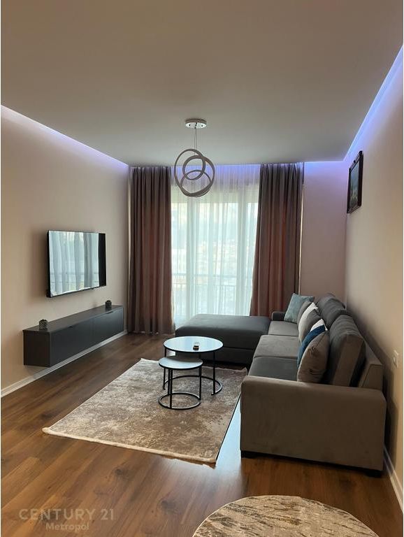 Japim me qira apartament 2+1+verandë te Rruga e Dibrës!