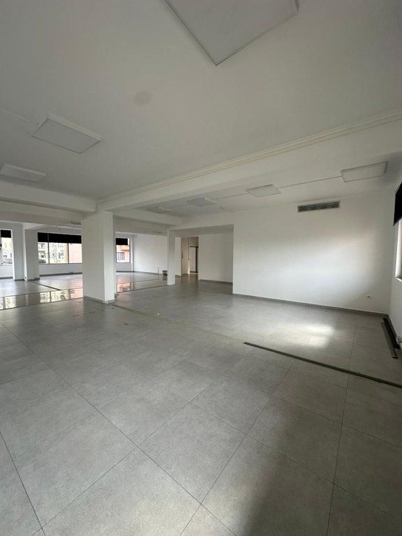 Si offre in affitto un edificio commerciale di 4 piani