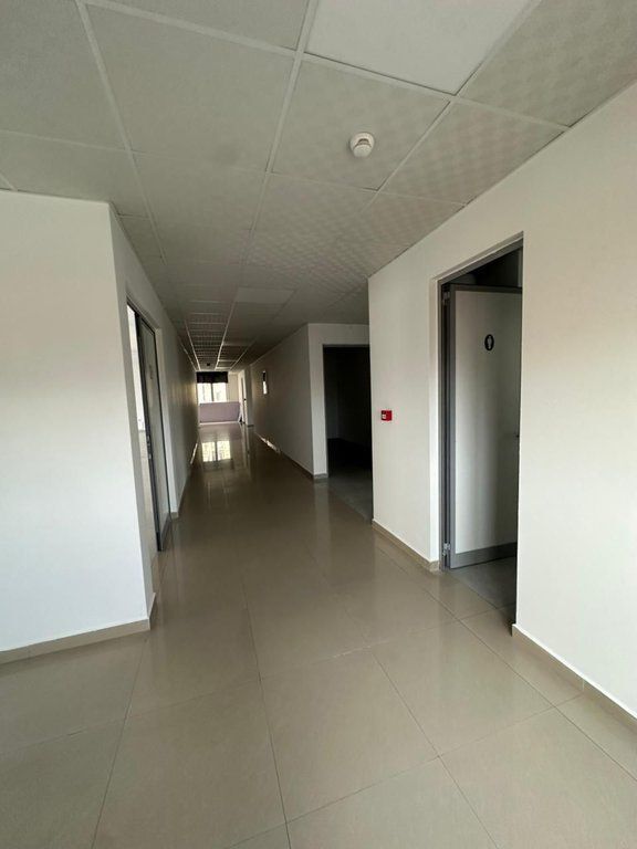 Si offre in affitto un edificio commerciale di 4 piani