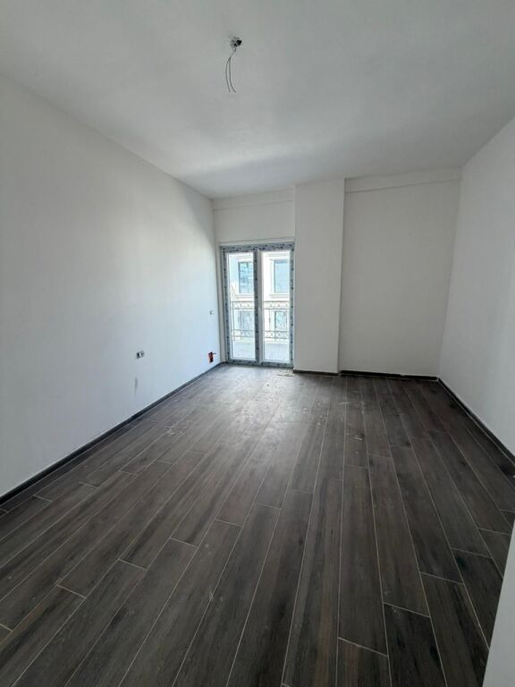 Shitet Apartament 2+15+2 tualete &amp; Garderobe Tirana Porta e Re