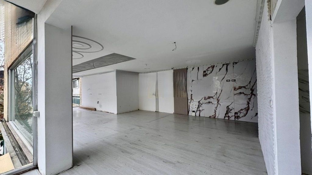 Jepet ambient komercial buze rruge prane 21 Dhjetorit!