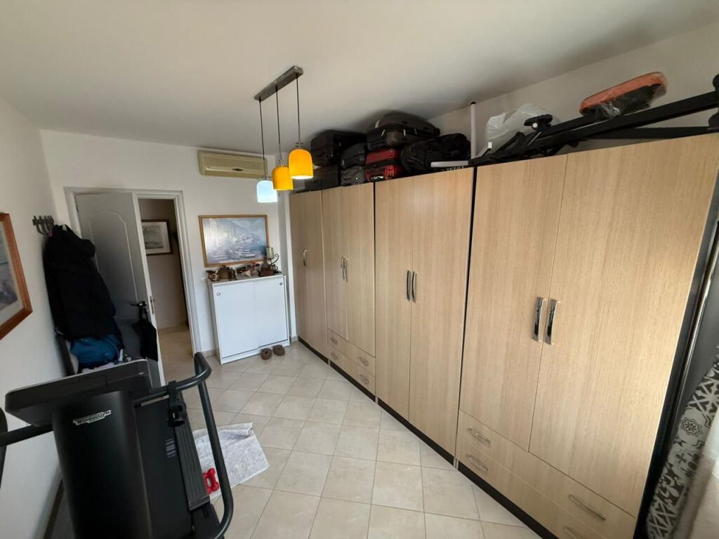 🏢 Apartment 2+1 for sale at Ish Parku – Ndre Mjeda Street  📍 Location: Ish Parku, Ndre Mjeda Street 📐 Area: 80.1 m² 🏢 Floor: 3 🛗 Building with 2 elevators 🛋️ Apartment sold furnished 💶 175,000 euros