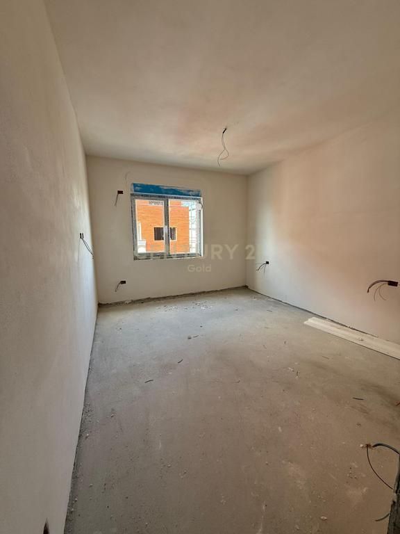 FOR SALE APARTMENT 3+1+2+PARKING SPACE AT METROPOLITAN RESIDENCE IN KAMEZ! (SIMA COM) 122,000 € Total Area  126m2  Internal Area  112m2  Bedrooms  3  Floor 6