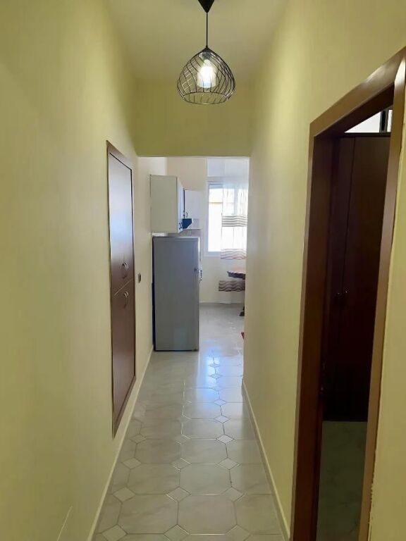 🏡 Appartamento 1+1 in affitto  📍 A soli 3 minuti dall'Ufficio Postale N. 8💰 Affitto mensile: 50.000 lek