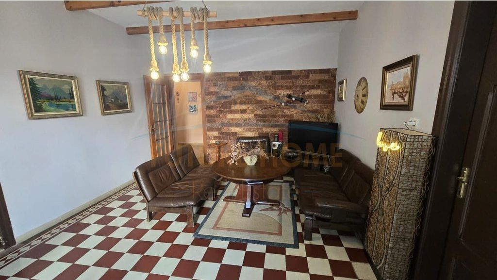 Qira, Shtëpi Private, Pazari i Ri, Tiranë
