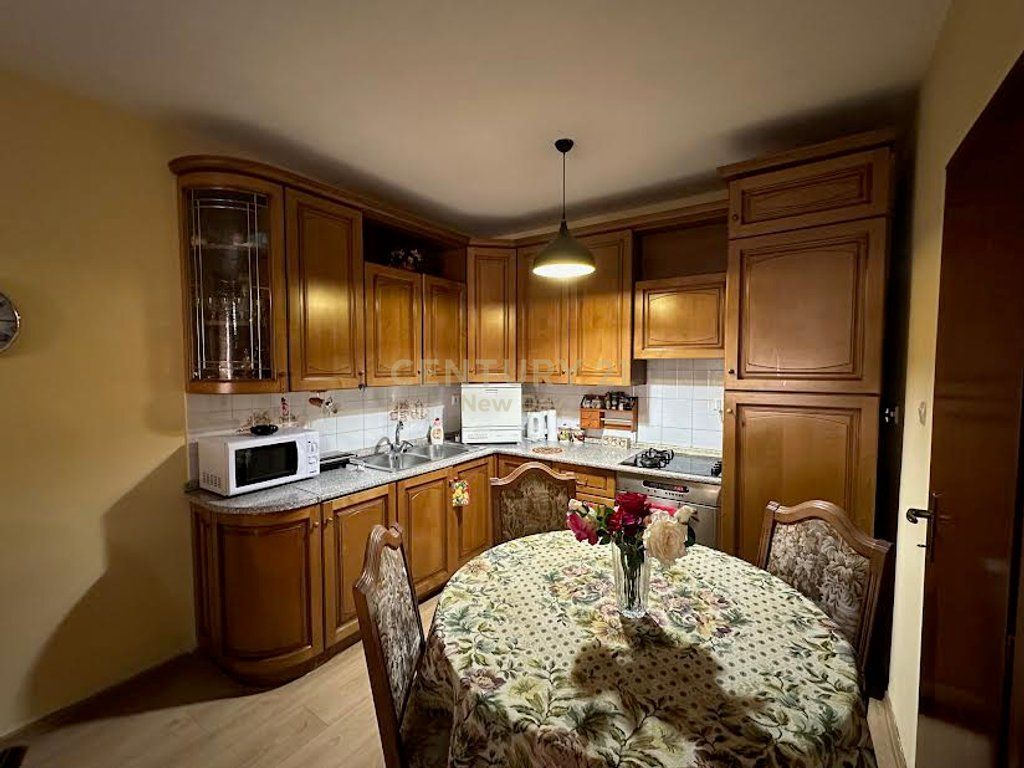 Apartment + garage for rent near School 11 January. 1,000 € /Month