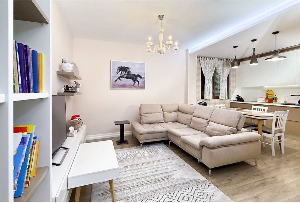 In vendita, villa su 4 piani, Scuola Rossa, Tirana.