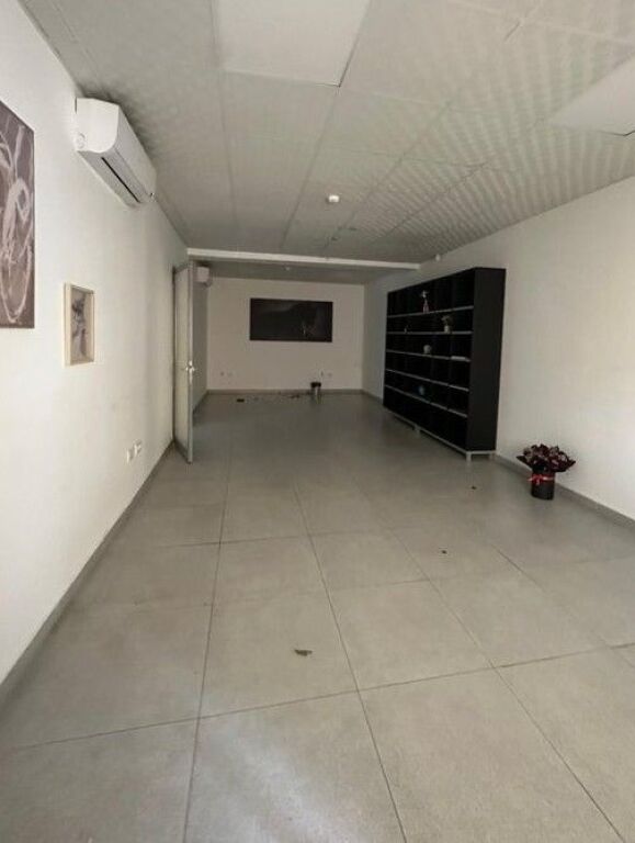 Affitto, edificio di 4 piani, Via Kavaja, Tirana.