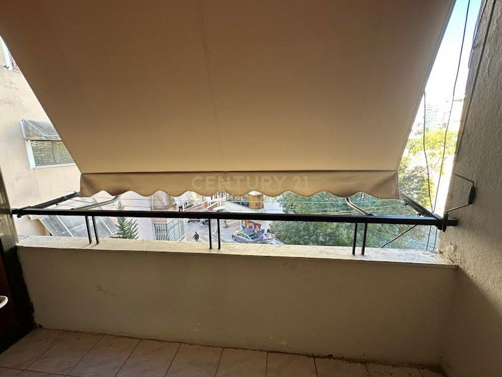 Apartment + garage for rent near School 11 January. 1,000 € /Month