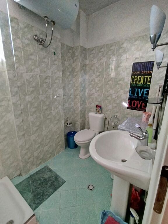 Jepet me qera apartament 1+1 përballë Kompleksi Florida.