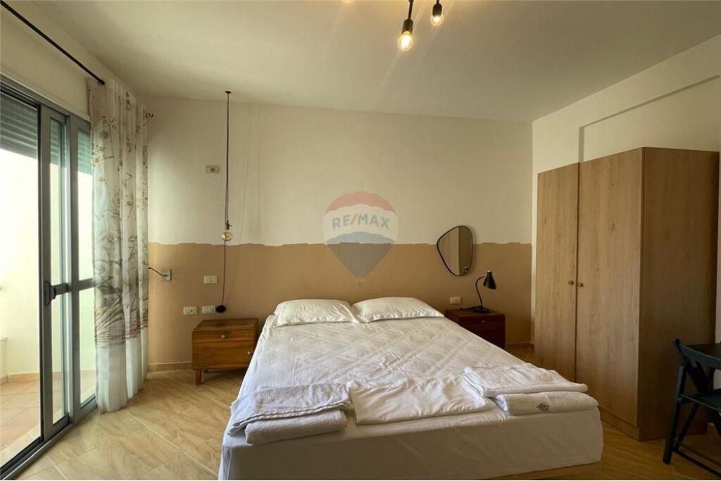 Apartament me qera , Rruga e Re