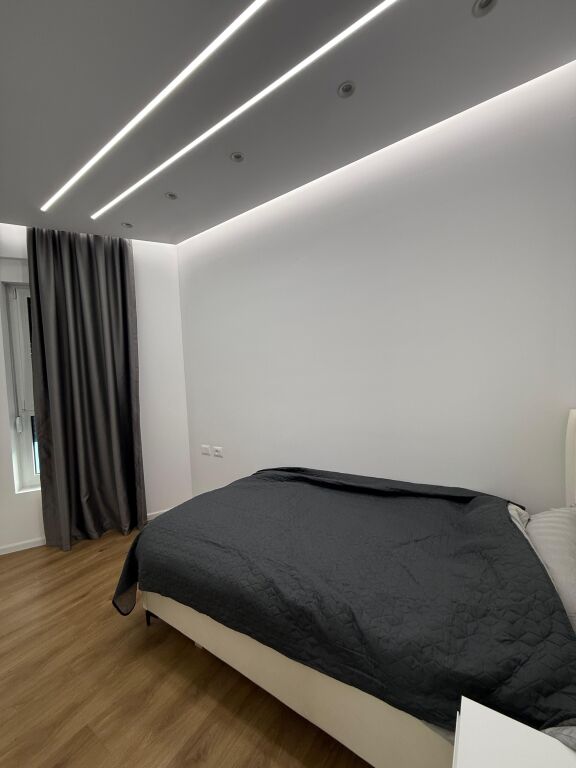 🏠AFFITTASI Appartamento 2+1+Posto Auto 📍Ali Dem, Residenza Kadiu 🏢7° piano, palazzo nuovo con 2 ascensori 🛋L'ingresso è arredato 💶 Prezzo: 60.000 Leke/mese