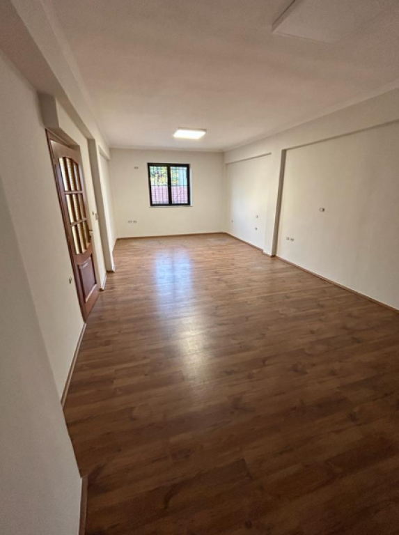 🏢 Ambient Zyre me Qira – Pranë Pazarit të Ri