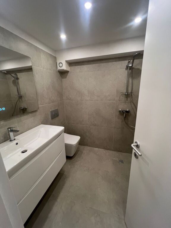 Prane Pallatit me Shigjeta, jepet me qera apartament 1+1 (Duplex)