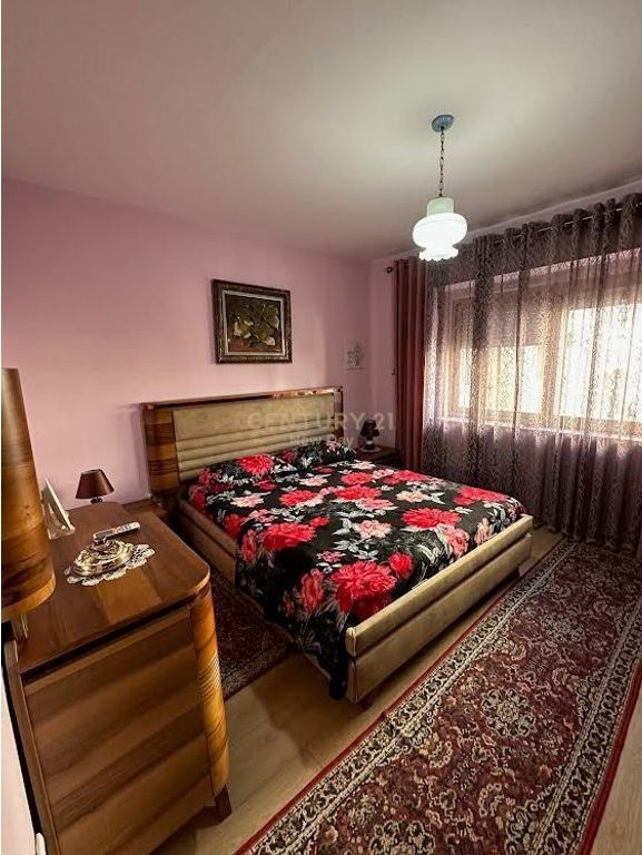 Apartment + garage for rent near School 11 January. 1,000 € /Month