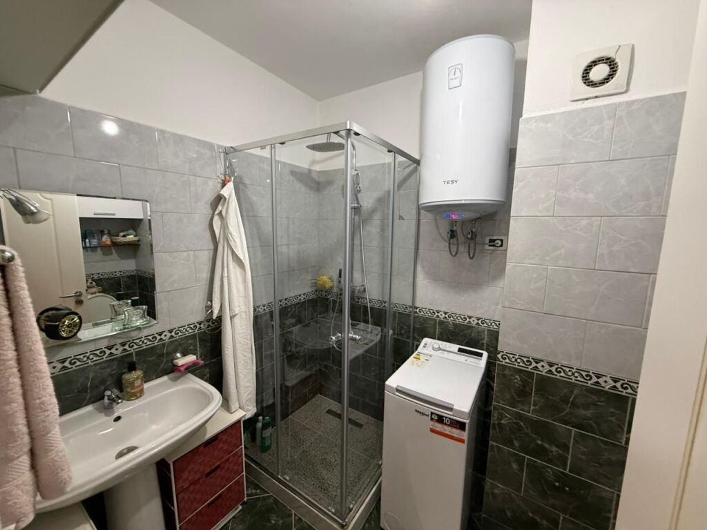 🏢 Apartment 2+1 for sale at Ish Parku – Ndre Mjeda Street  📍 Location: Ish Parku, Ndre Mjeda Street 📐 Area: 80.1 m² 🏢 Floor: 3 🛗 Building with 2 elevators 🛋️ Apartment sold furnished 💶 175,000 euros