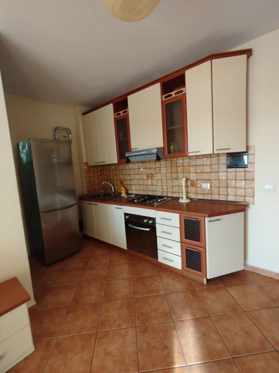 Jepet me qera apartament 1+1 përballë Kompleksi Florida.