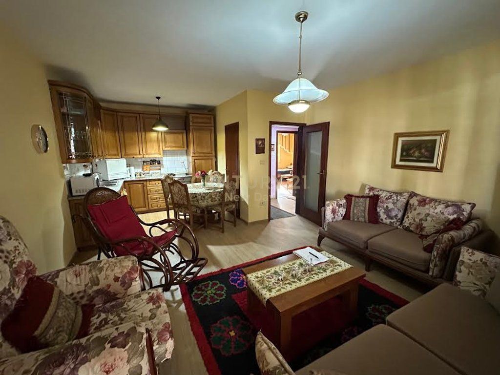 Apartment + garage for rent near School 11 January. 1,000 € /Month