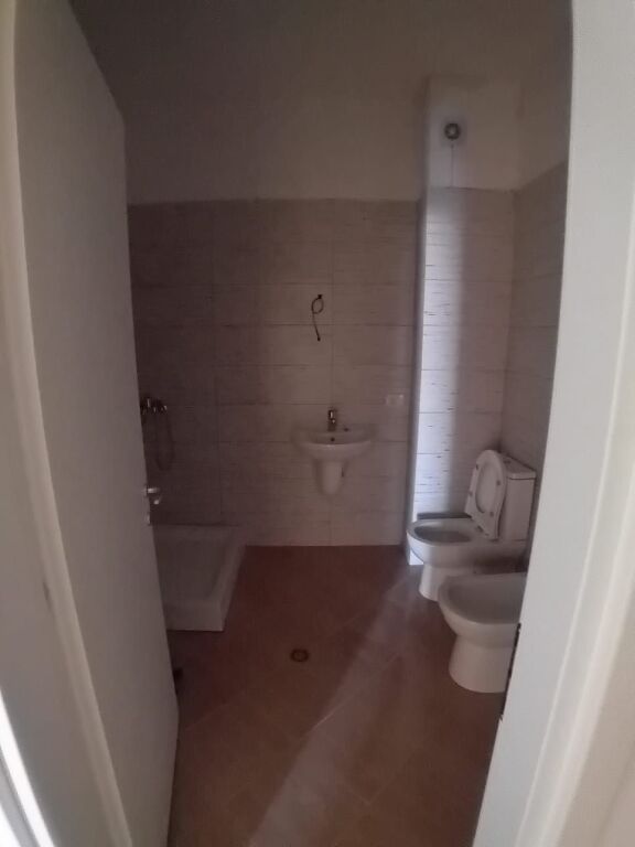 Okazion . Shitet apartament 3+1+2 tek ish urt