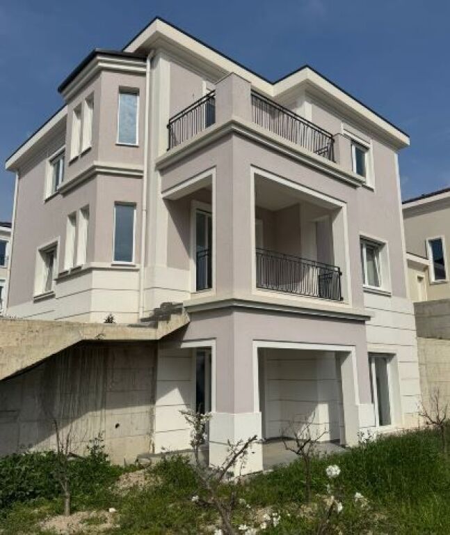 📌Luxurious 3-Storey Villa for Sale – Collina Verde (near TEG)