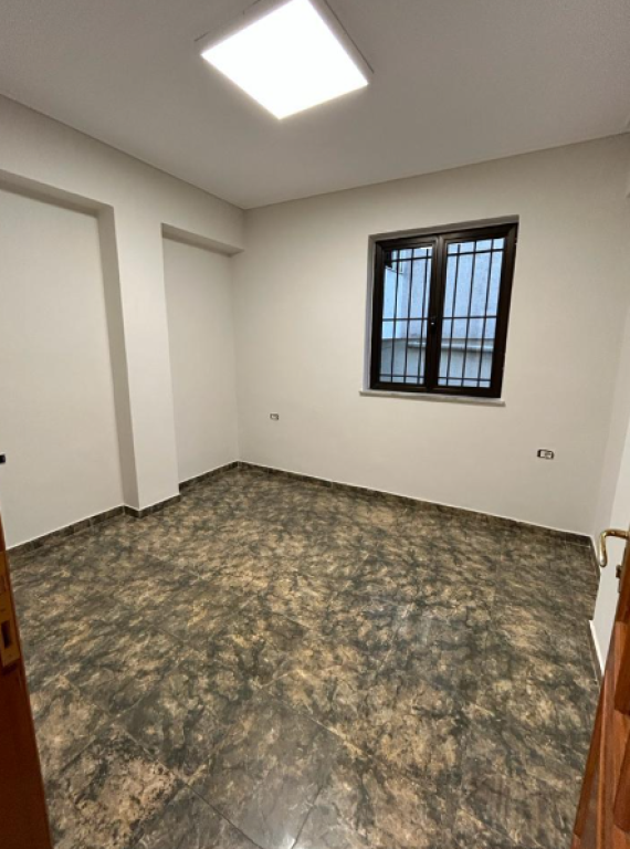 🏢 Ambient Zyre me Qira – Pranë Pazarit të Ri