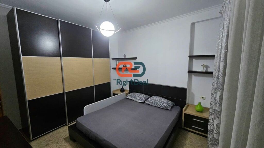 Prane Rr. Barikadave Jepet me Qira Apartament 2+1 Totalisht I Mobiluar!!!