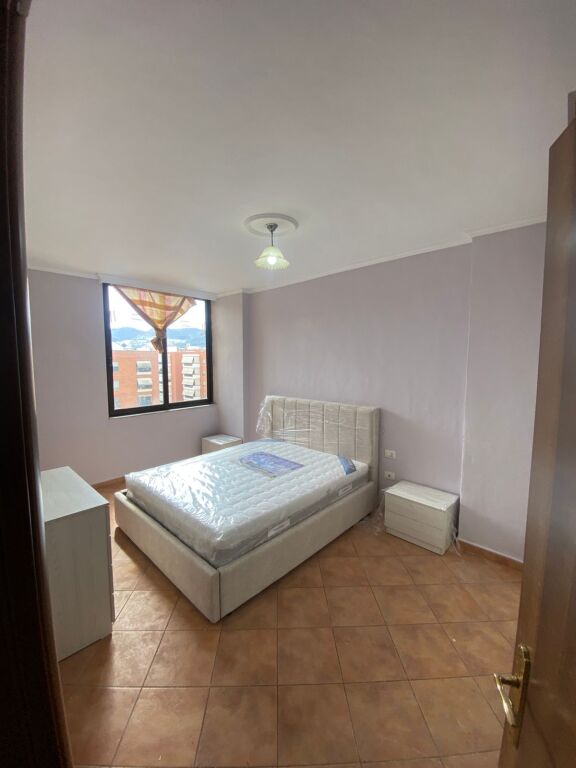 Appartamento 1+1 in affitto, con una superficie di 70 m², centro Concord, 5 Maggio. L'appartamento si trova in un edificio nuovo con ascensore al 4° piano, bagno con finestra e offre condizioni di vita molto buone. zona cucina, zona soggiorno, camera da letto, bagno, balcone.  🔹 Ambiente spazioso e ben organizzato 🔹 Internet pagato fino a giugno 2026 🔹 Zona molto preferita e accessibile 🔹 Due centri commerciali molto vicini e vicino al Mercato 🔹 Vicino a QSUT, ideale anche per studenti o personale medico 🔹 Edificio ben gestito  *620 Euro prezzo trattabile*