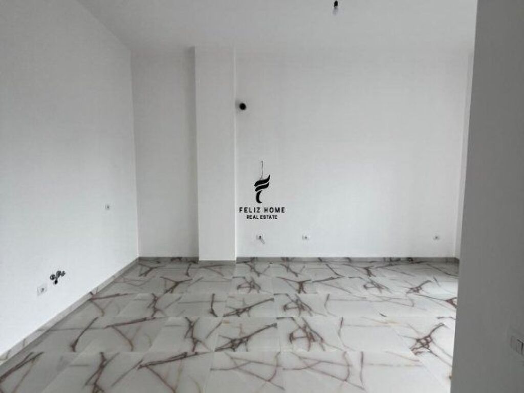 ZYRE ME QERA 106 M2 RRUGA E BARRIKADAVE 100.000 LEKE FH-65951