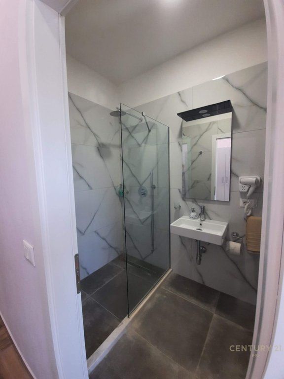 Shiten 2 garsoniere pranë Stadiumit Dinamo, në një zonë shumë të kërkuar të Tiranës.