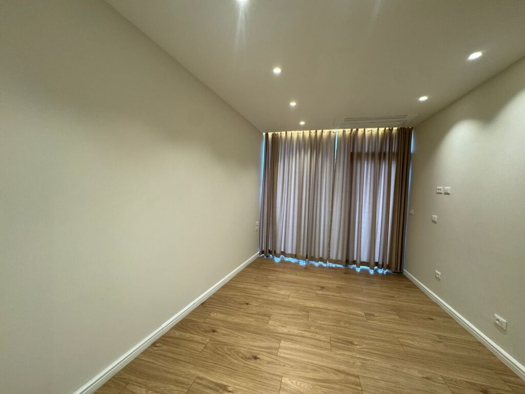 Office space for rent at Lake View Residence 1600€