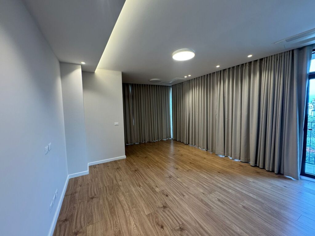 Office space for rent at Lake View Residence 1600€