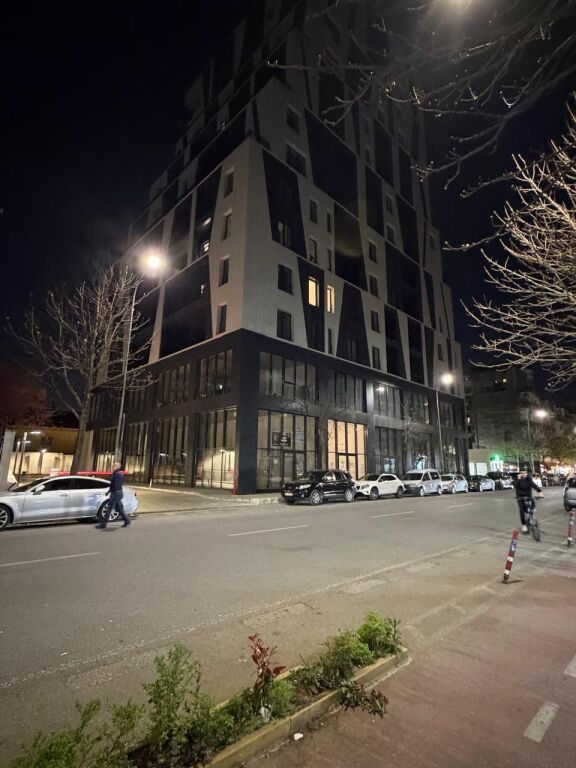 Jepet me Qira Zyrë, Rruga e Barrikadave