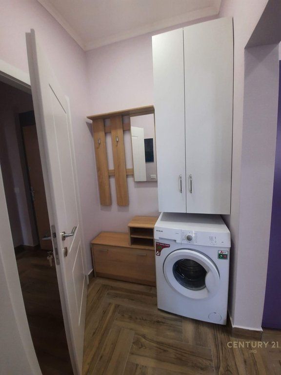 Shiten 2 garsoniere pranë Stadiumit Dinamo, në një zonë shumë të kërkuar të Tiranës.