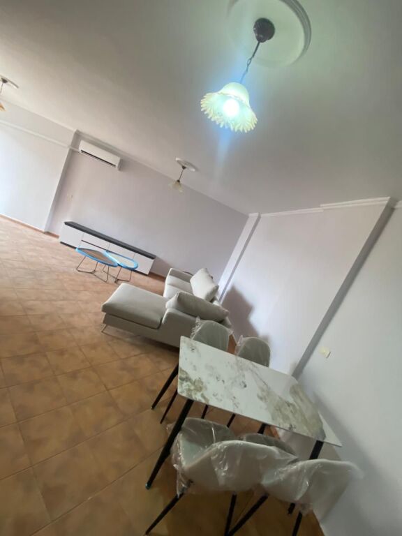 Affittasi appartamento 2+1+2 bagni di fronte a Delijorgji vicino al Centro Globe