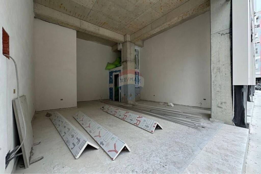 BUSINESS PREMISES FOR RENT AT ZOGU I ZI