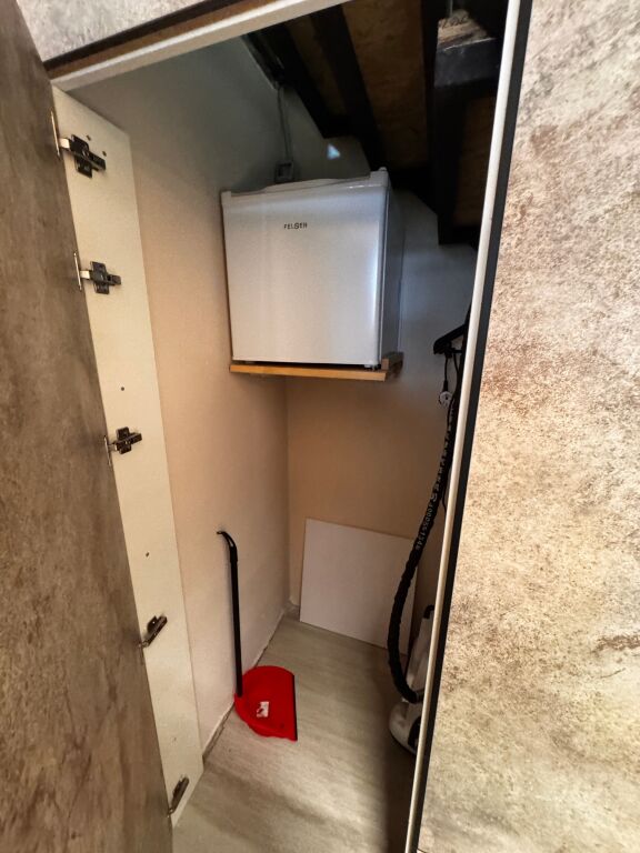 LOCALE COMMERCIALE IN VENDITA LUNGO LA STRADA