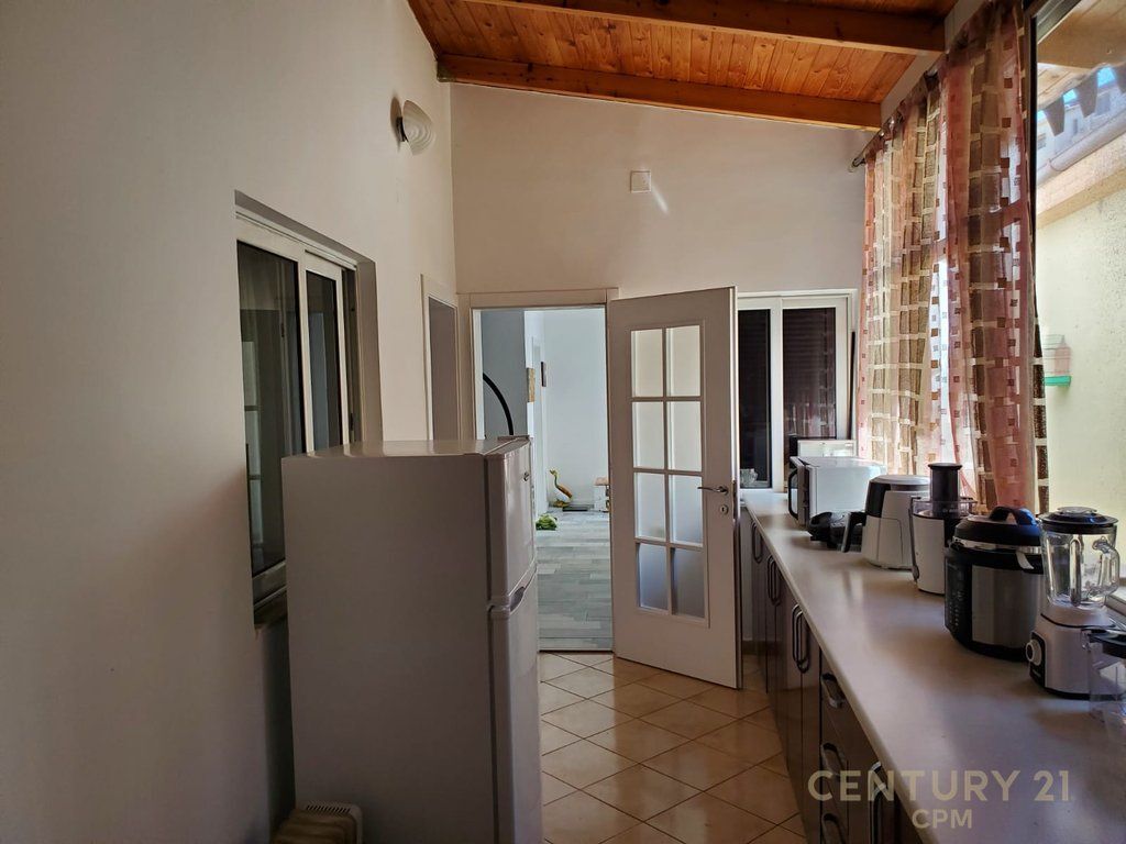 Shitet Ndërtesë + Truall pranë Shkollës "Sami Frashëri" – Mundësi Ideale për Banim ose Investim 300,000 €