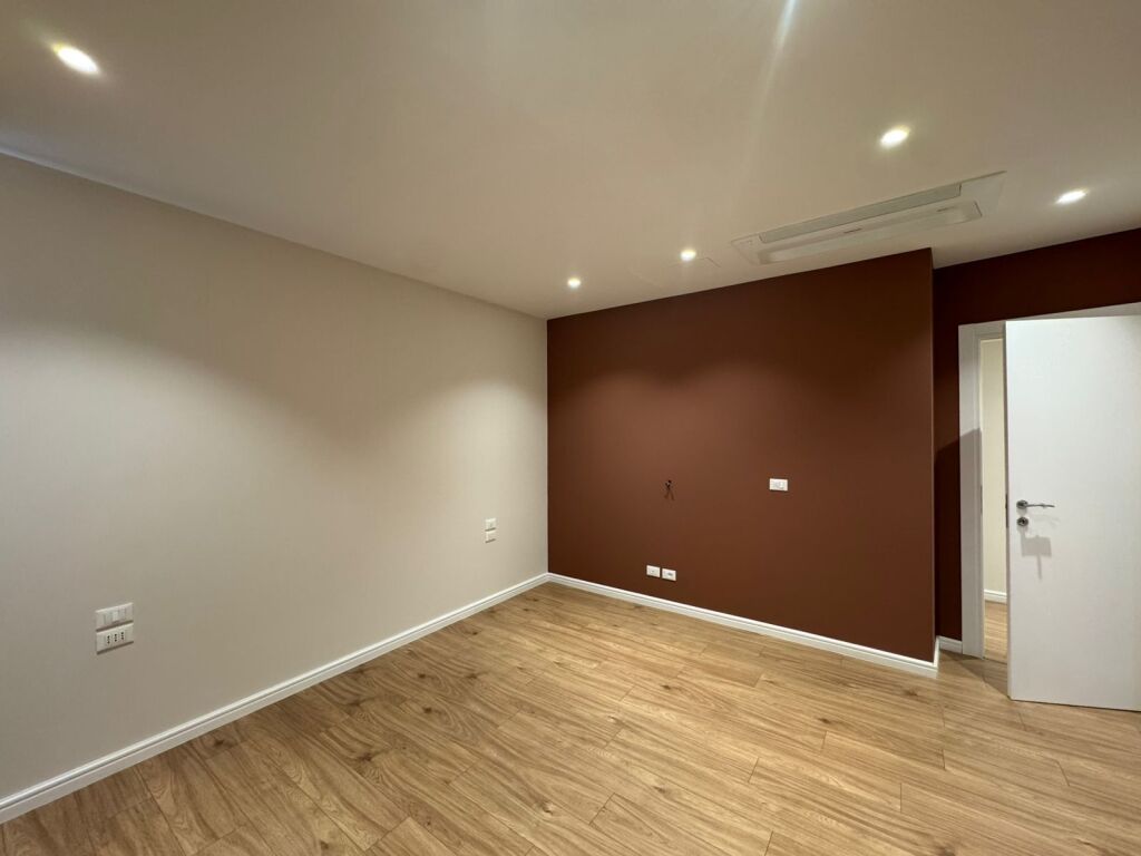 Office space for rent at Lake View Residence 1600€